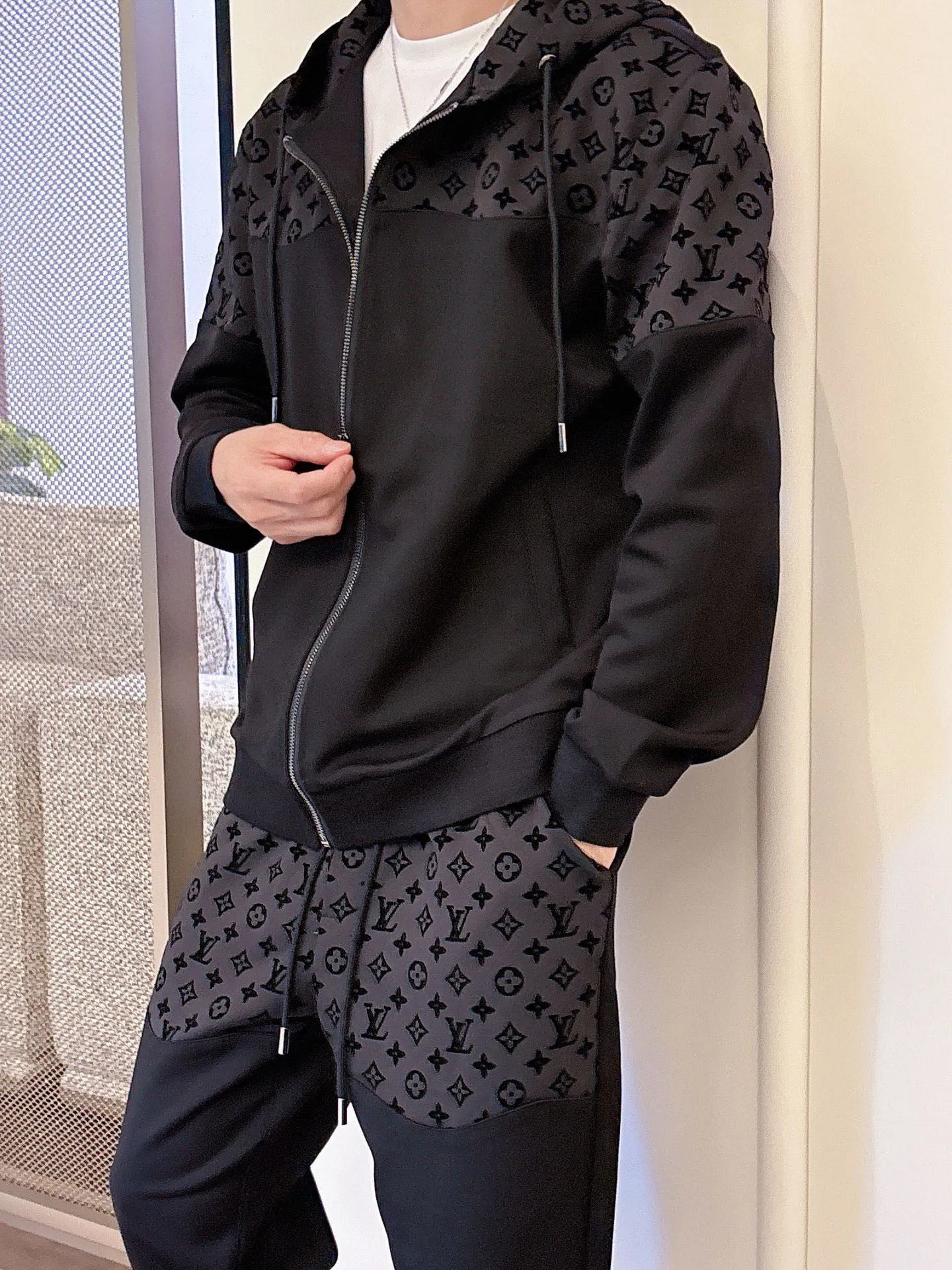 [LV Louis Vuitton] Hot-selling suit is coming. Focus on the original version of the official website. 2025 new hot-selling cardigan and sweatshirt suit. The original order is the best 🇭🇰. It is the meticulous work of top designers. It has a fitting and perfect upper body effect. All-natural high-quality Tencel Roman cotton 100%, close-fitting comfort, noble and elegant! Original hardware embodies elegance and nobility! Counter size: M-3XL (maximum wear up to 190 pounds)